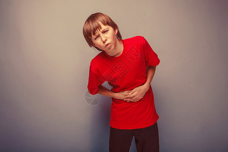 十二岁的十几岁男孩穿红衬衫腹部疼痛胃图片