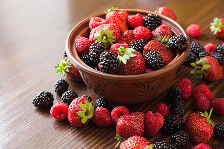 草莓黑莓和黑莓图片