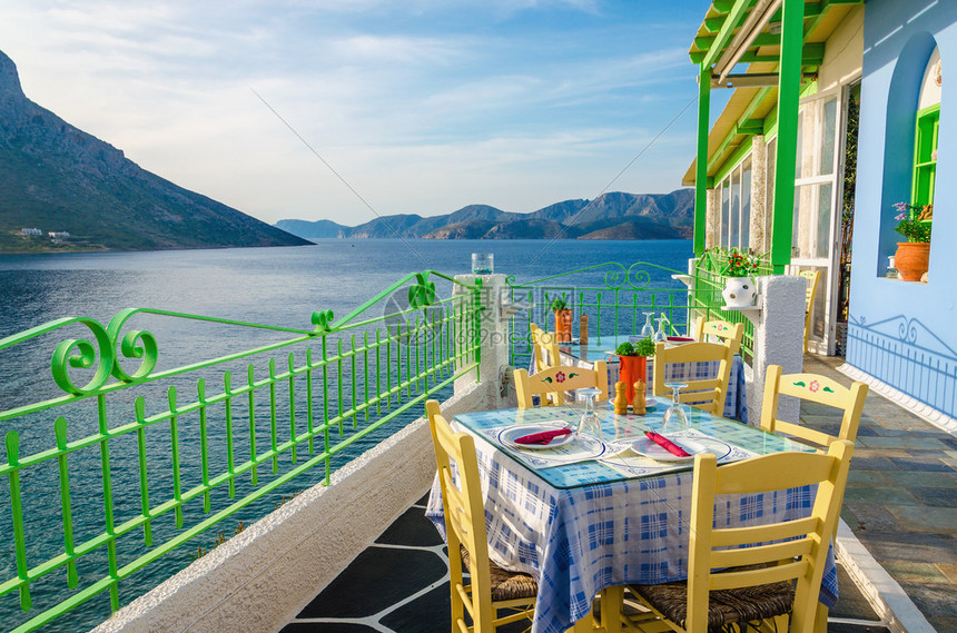希腊和平湾海景相望的舒适希腊餐馆中的罗马图片
