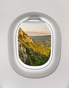 看着一架飞机的窗外前往高山和图片