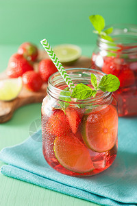 夏季草莓饮料罐中图片