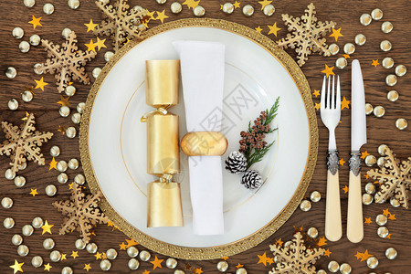 圣诞晚宴地点配有餐盘餐巾纸餐具在橡树桌上装图片