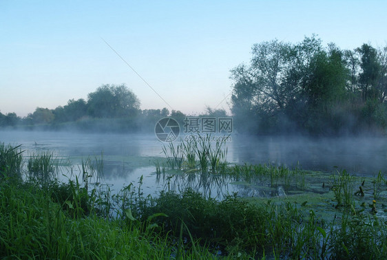 早晨的风景与河上的雾图片