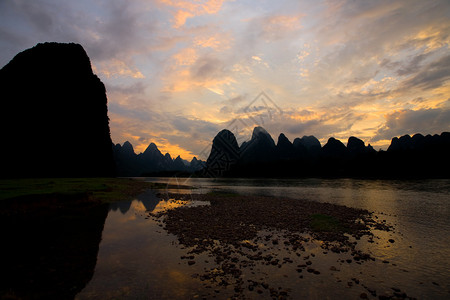 兴坪喀斯特石灰岩山脉的傍晚日落天空图片