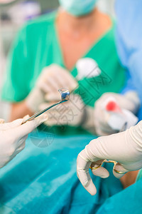 医生手术团队在手术室或诊所的剧院对病人进行手术图片
