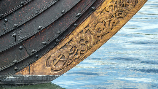 水线附近有木雕饰物的维京船头龙骨图片