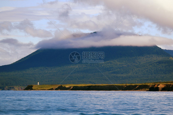 萨哈林角岛有一座灯塔在海洋云层图片