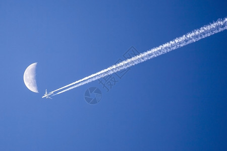 飞过月球的空中飞机图片