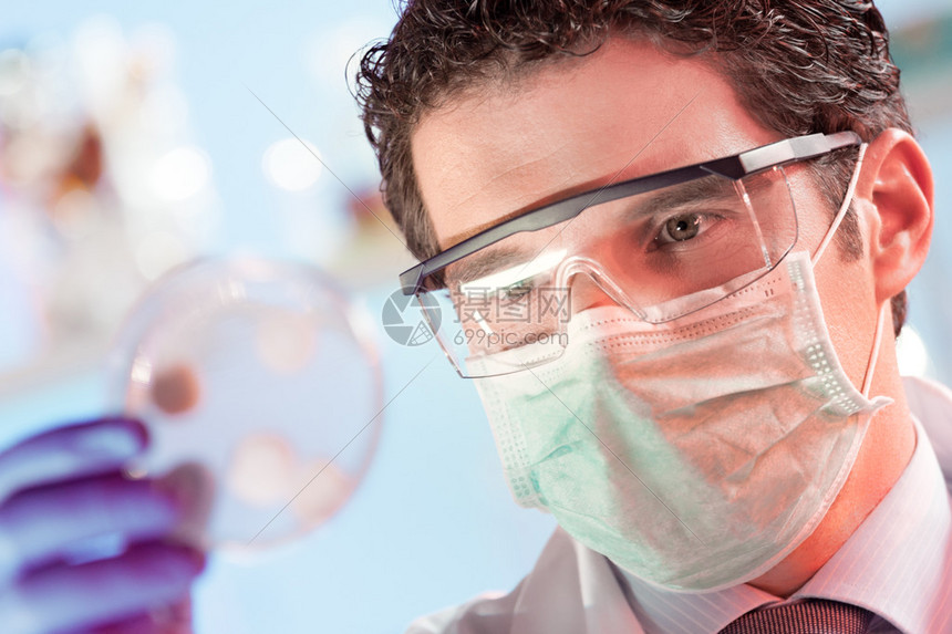 面罩和护目镜保护生命科学研究人员在培养皿中观察潜在的传染细胞专注于科学家的眼睛医疗保健和图片