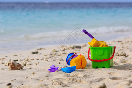 热带沙滩上的儿童玩具图片