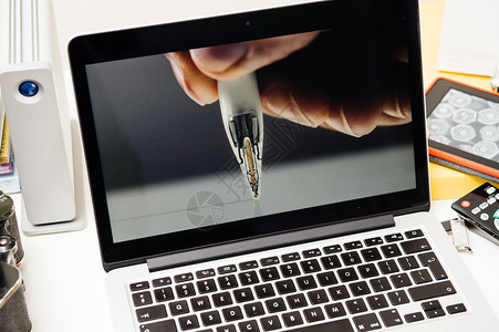 苹果计算机网站MacBookProRetina在创意室环境里展示新图片