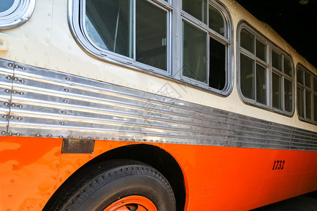 一辆经典老城公交巴士的外部背景图片
