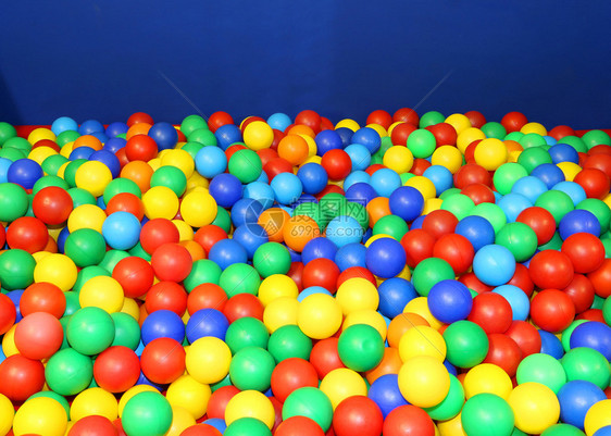 幼儿园学校体育馆有很多有色塑料球图片