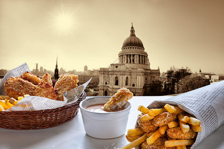 炸鱼和薯条对抗伦敦的圣保罗大教堂图片