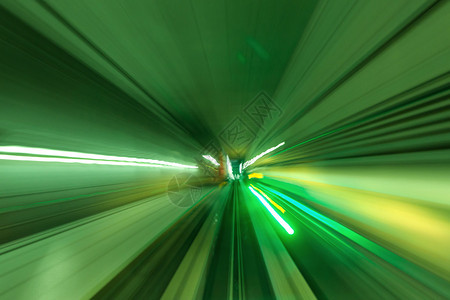 绿灯下隧道中的高速运动图片