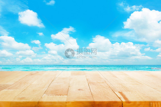 蓝海和天空背景上顶部的木板可以放置或将您的产品添加显示海图片