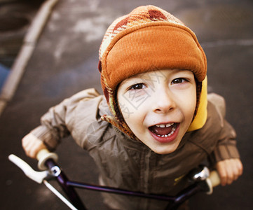 小可爱男孩骑自行车笑着图片