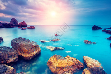 美妙的早晨蓝色大海在阳光下发光戏剧场景黑海克里米亚图片