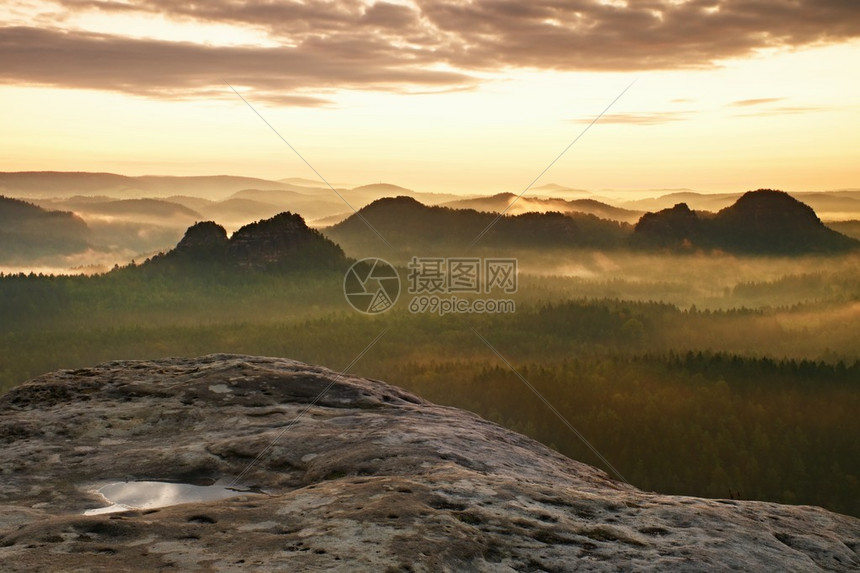 极美的梦幻日出在岩石山顶上风向图片