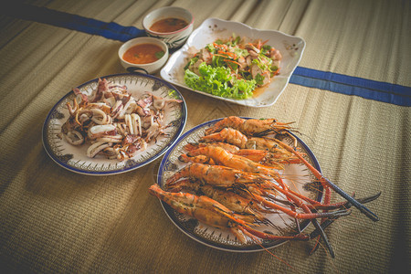 自制的海鲜午餐包括烤虾烤鱿鱼和图片