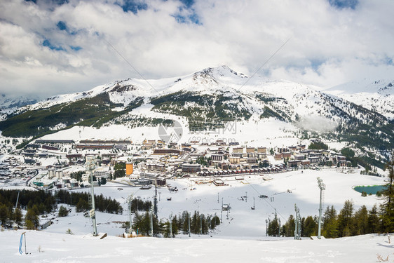 在意大利皮德蒙特的意大利西阿尔卑斯山地区著名的滑雪胜地Sest图片