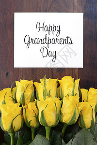 为祖父母节赠送黄玫瑰礼物在深色林图片