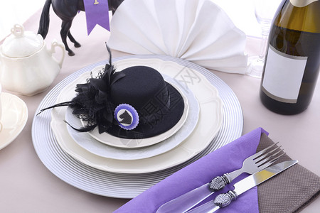 马赛女郎午餐餐桌布置有小黑帽子装饰品和香槟图片