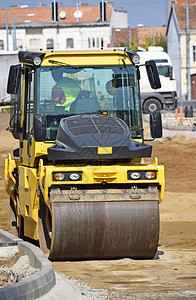 城市道路建设中的蒸汽压路机图片