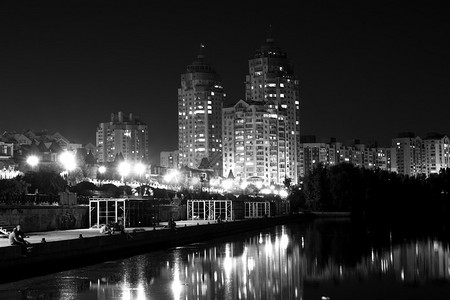 灯光夜城河上倒影黑白图片