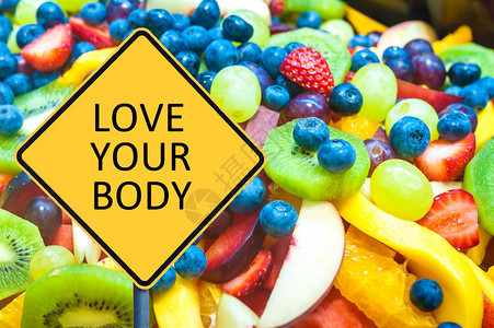 健康新鲜水果背景下带有爱你的身体信背景图片