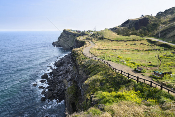 韩国济州岛松岳山Olle步行道10号球场景观Olle是沿着济州岛海岸创建的著名徒步旅行路线松岳山是电视剧Alli图片