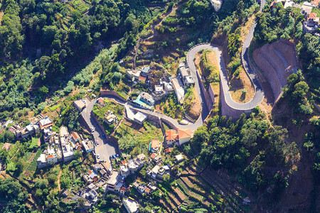 在山上走着弯曲道路的小图片