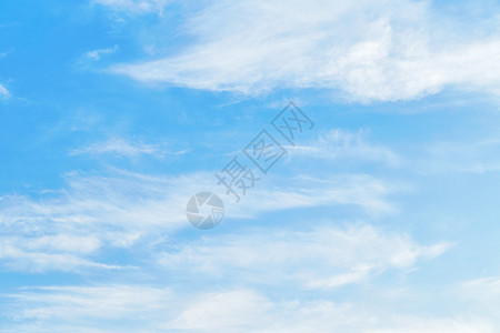 蓝天中美丽的卷云图片
