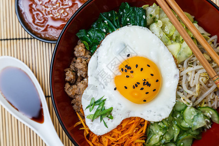 朝鲜菜牛肉木制桌上的粘土锅中的Bi图片