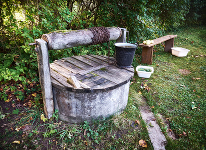 带金属桶的农村井图片