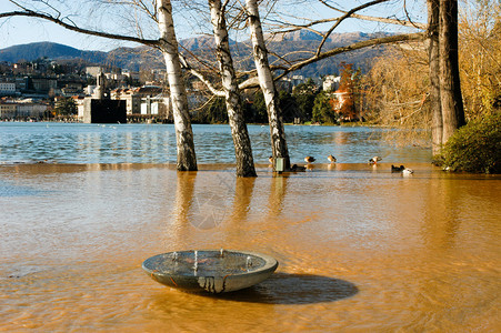 瑞士卢加诺湖被洪水淹没图片