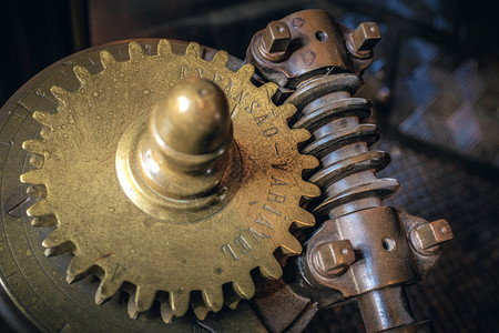 检查机械齿轮和旧工业机器部件单图片