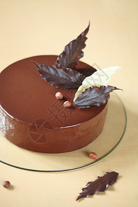巧克力休克黑桃木穆塞蛋糕装饰配有巧克力叶图片