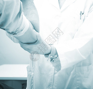 女外科医生骨科医生检查中年男患者以确定受伤疼痛活动能力并诊断肩部手臂肘部手腕图片