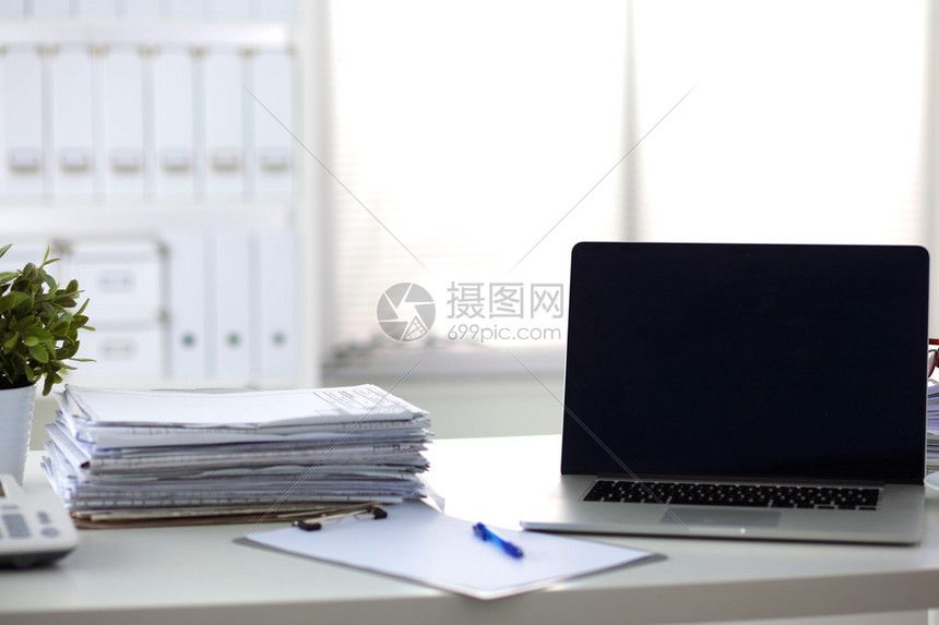白背景的桌面上有堆叠文件夹高清图片下载-正版图片504893827-摄图网