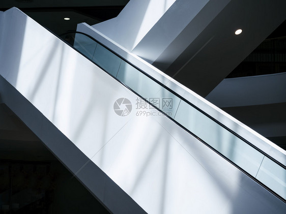 在现代建筑学的自动扶梯黑白图片