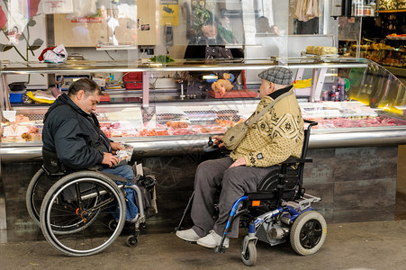 2名残疾男子在一家食品图片