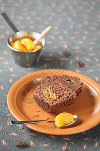 棕色盘子上的巧克力汤格林杯蛋糕图片