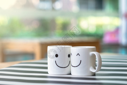 桌子上两个快乐的杯子图片