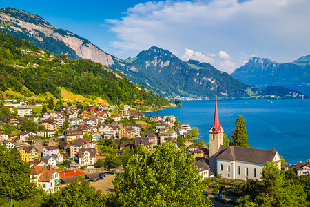 瑞士中部卢塞恩县Lucerne湖北岸的Weggis镇景色很美图片