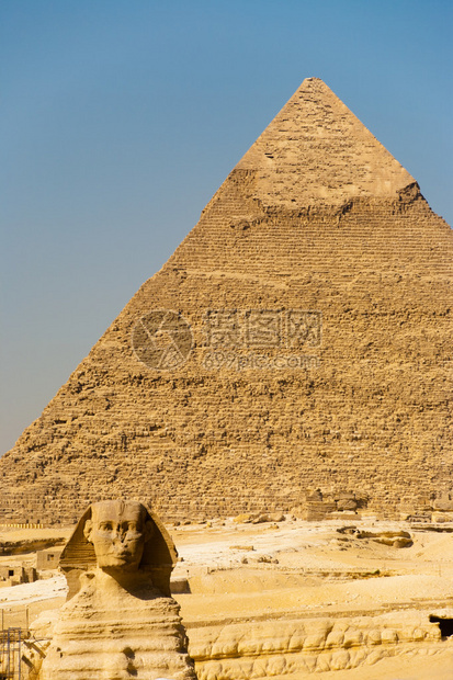 由埃及开罗Giza的Khafre金字塔支持的大狮身人面像图片