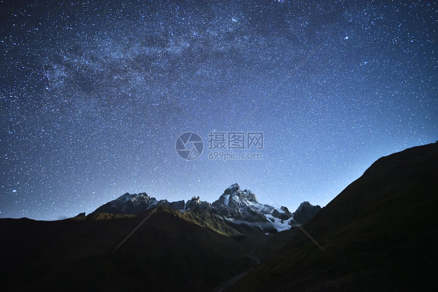 夜景星空和银河在山上乌什巴山与月亮升起的光照下白雪山脊泽莫斯瓦内图片