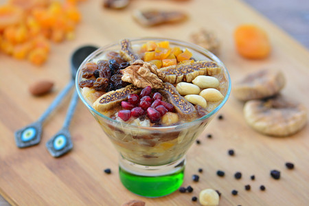 诺亚方舟布丁是由干果豆类和全麦小等健康食材组成的聚宝盆背景图片