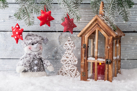 圣诞静物装饰与雪人和树在木背景图片