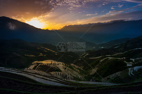 广西省姚族少数民族村山谷和山丘的日出图片